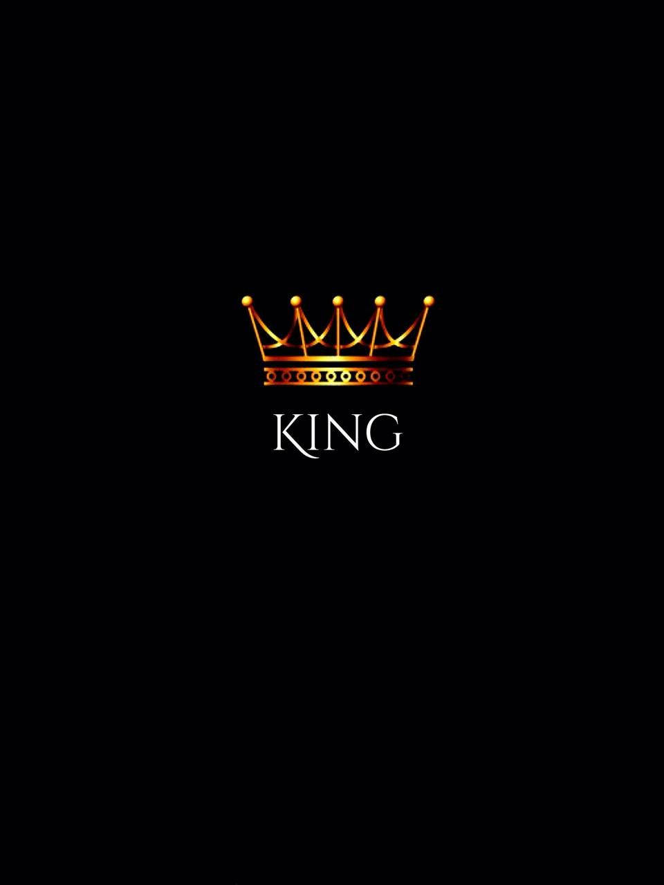 Black King 桌布 壁紙 — 一個發光的金色皇冠，下方有king字樣，居中在黑色背景上。