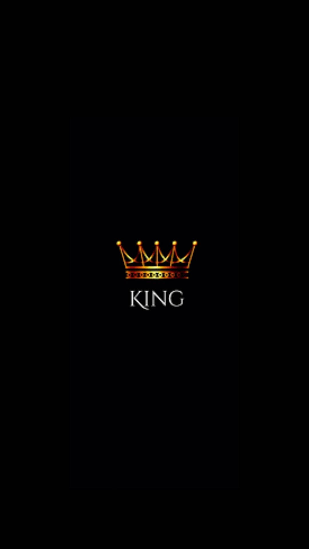 一個金色皇冠，帶有king字樣，居中在黑色背景上。 — 國王 GIF 壁紙
