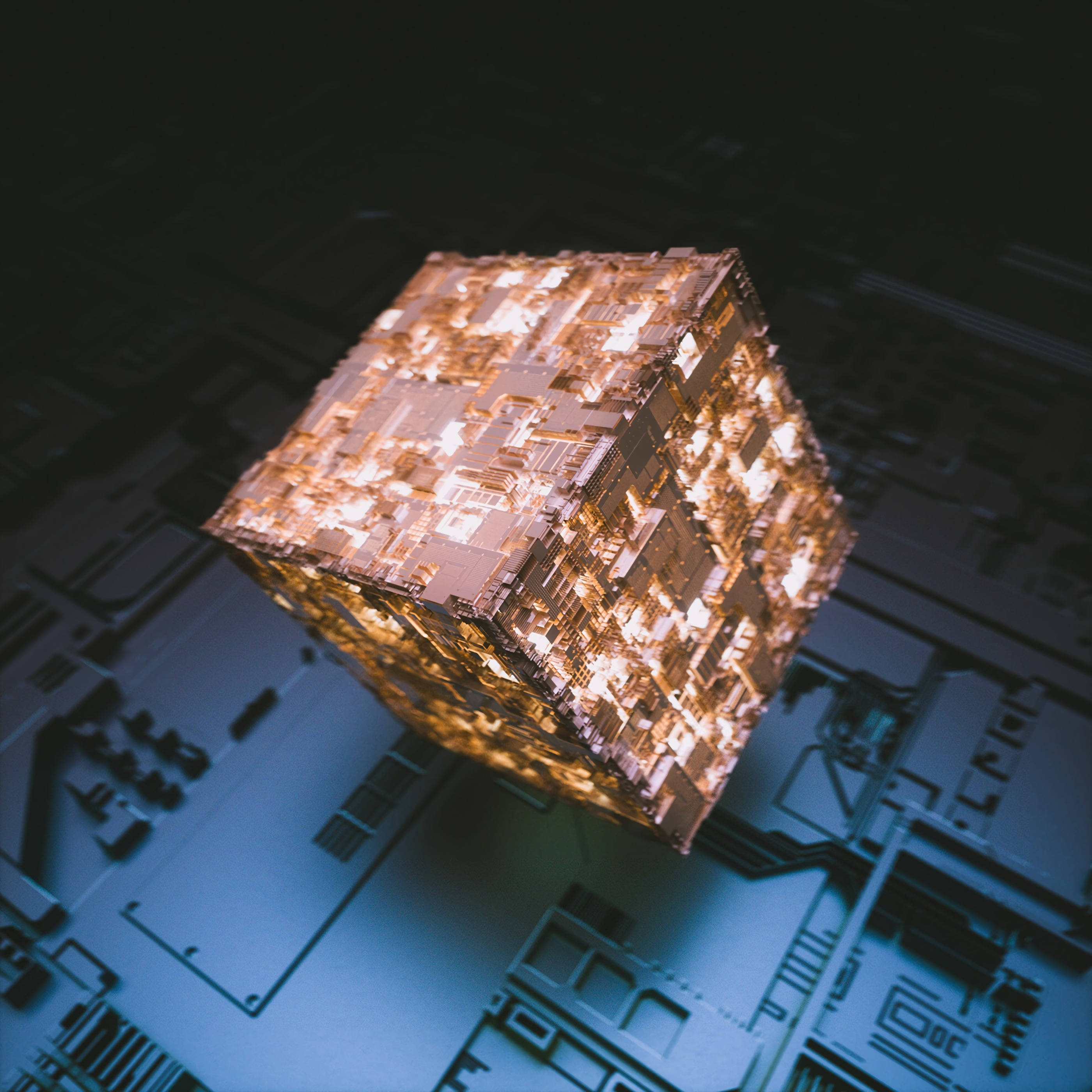 3D 桌布 壁紙 — 一個發光的金色立方體懸浮在藍色電路板上方，內部有複雜的發光圖案。