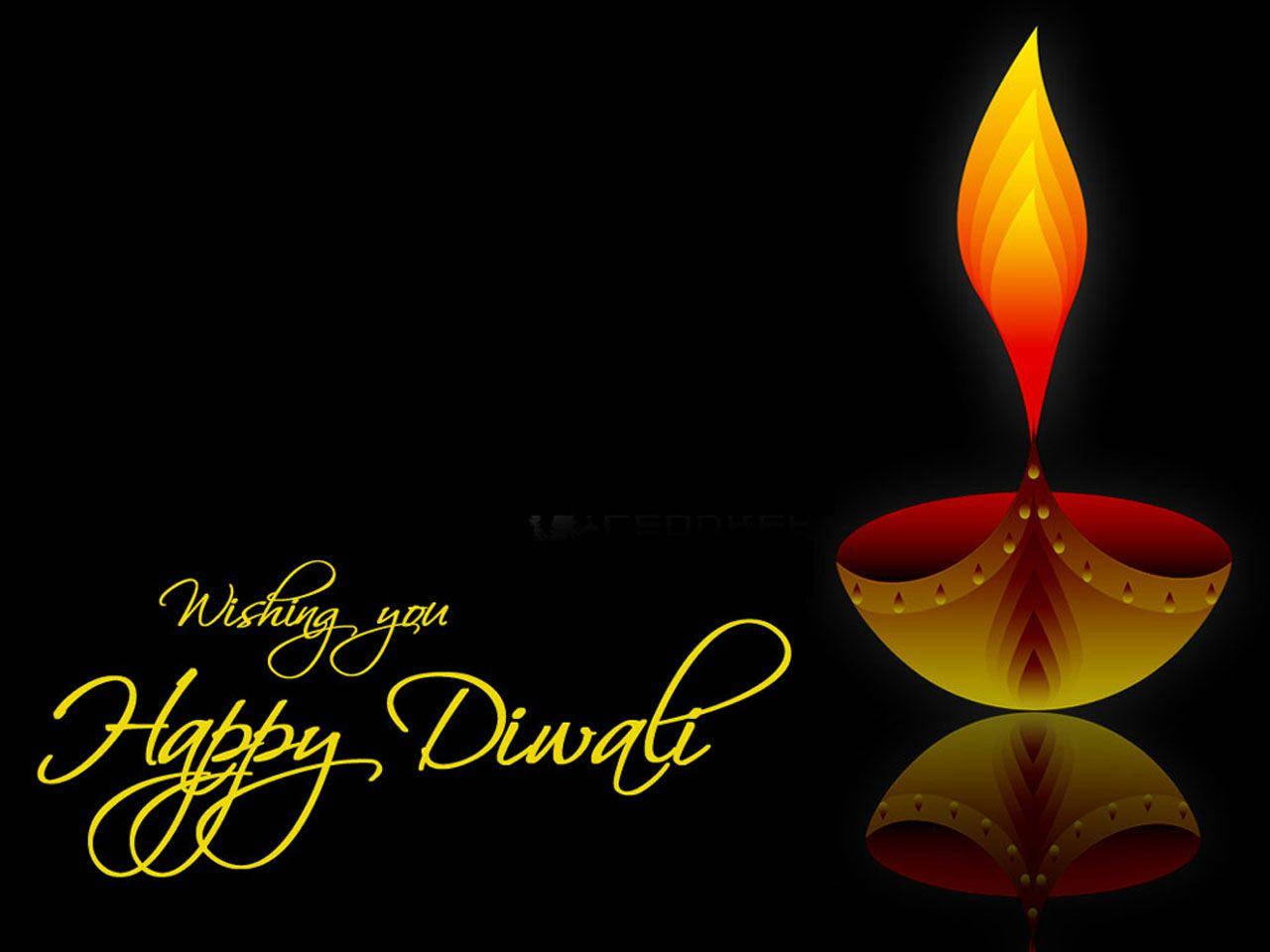 Happy Diwali 桌布 壁紙 — 一個發光的金色迪亞燈，帶有充滿活力的橙色火焰，在黑色背景上投射出溫暖的倒影，旁邊是優雅的草書排燈節祝福語。