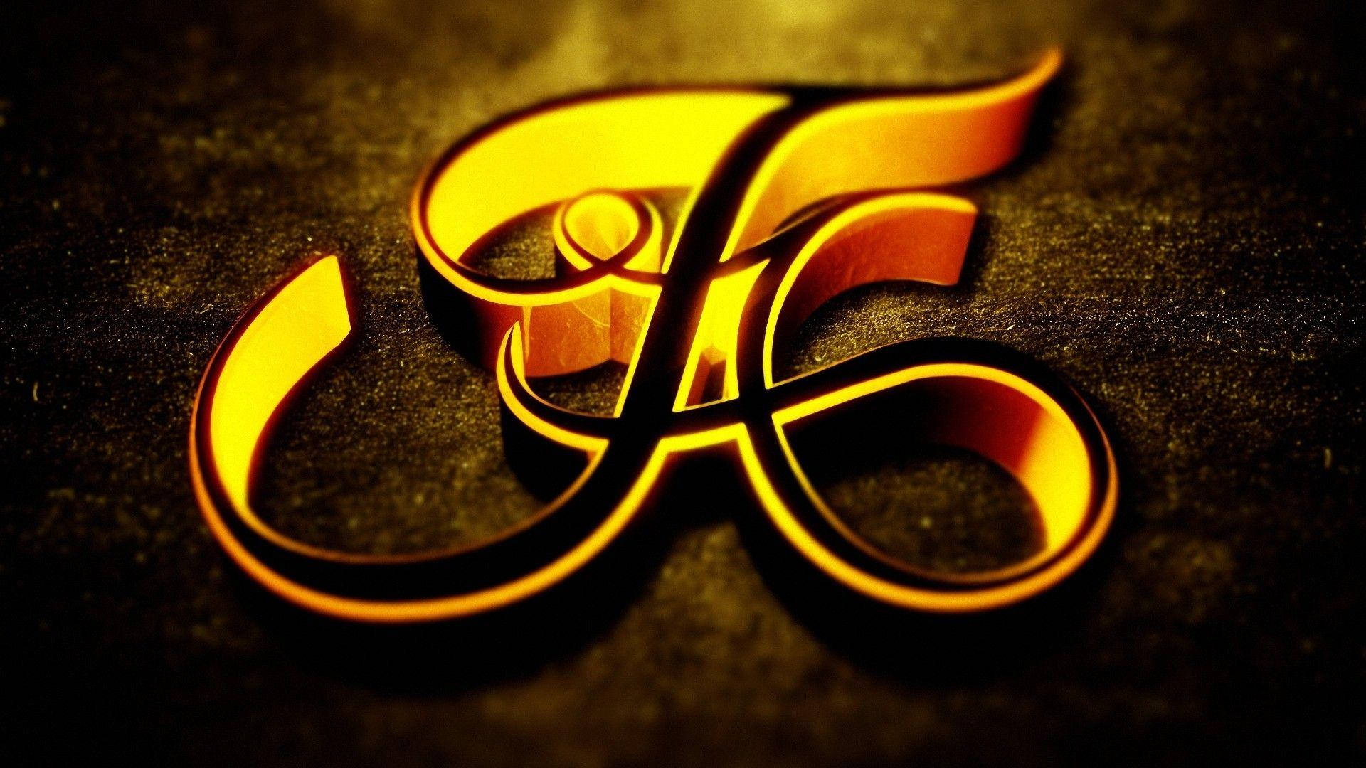 A 桌布 壁紙 — 一個發光的金色風格化字母F，邊緣銳利，帶有溫暖的高光，放置在深色紋理表面上。