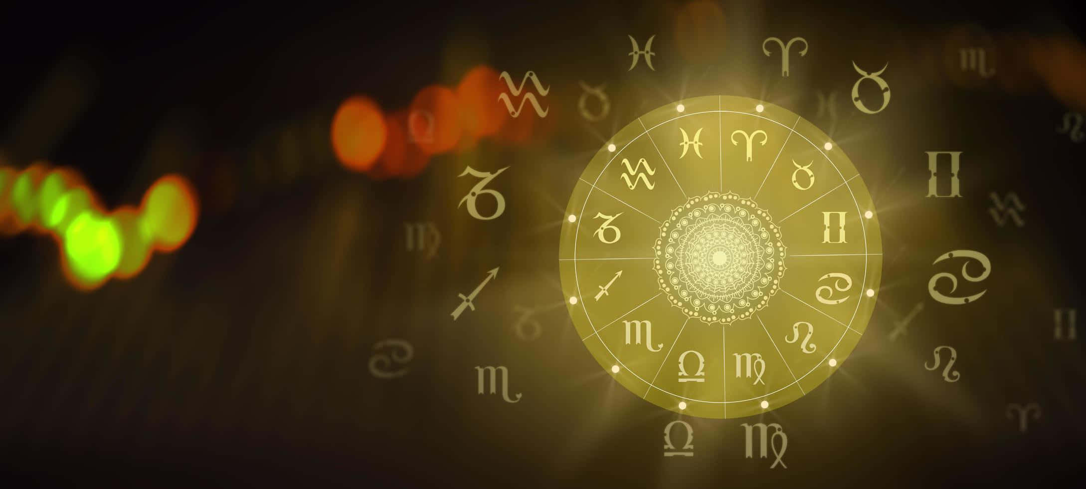 Zodiac Sign 桌布 壁紙 — 一個發光的金色黃道輪在黑暗背景上散發光芒，伴隨著彩色散景燈光。