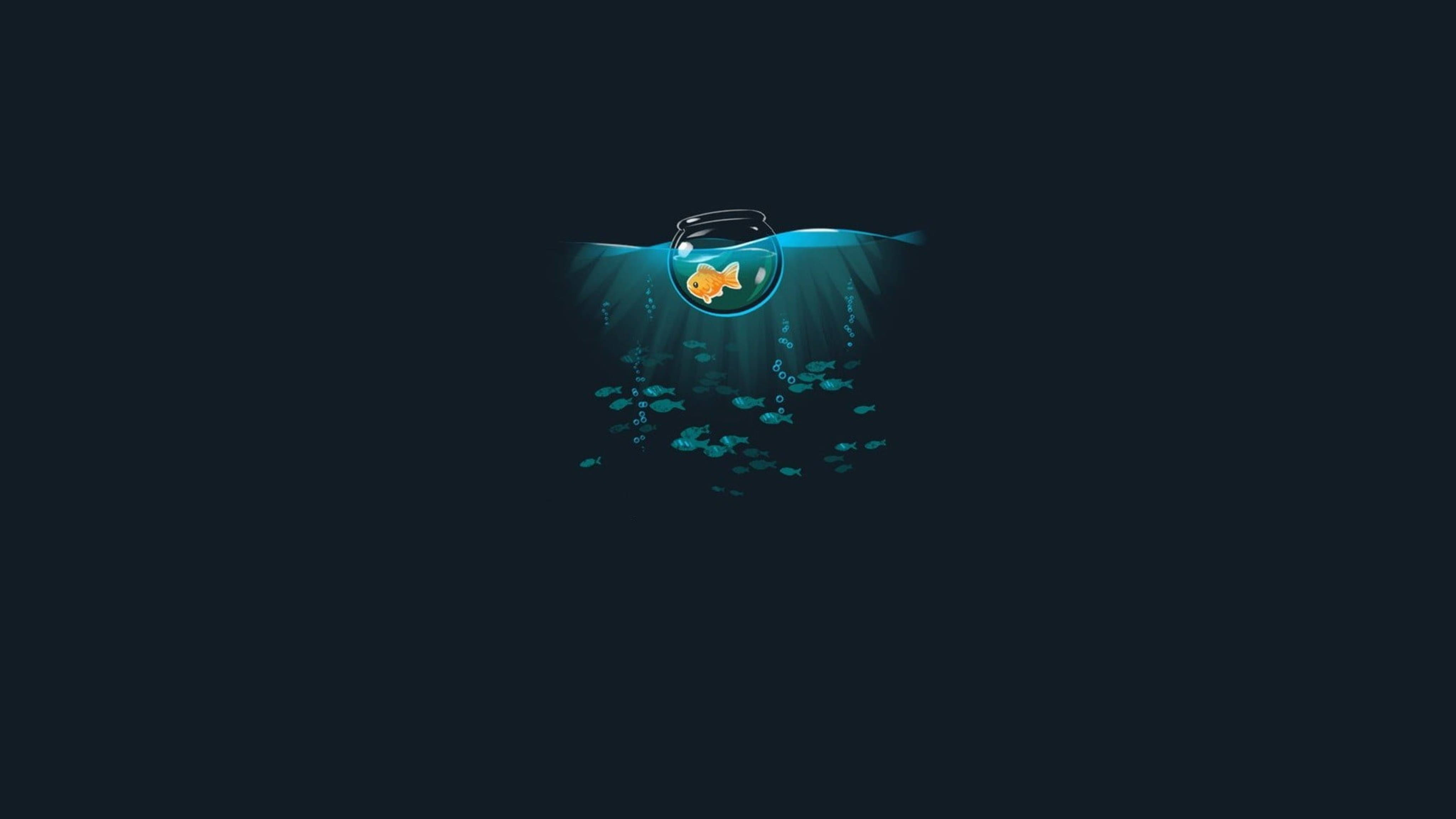 vector 桌布 壁紙 — 一個發光的金魚在球形魚缸中漂浮於水下，周圍有小魚和氣泡，背景是深藍色的黑暗。