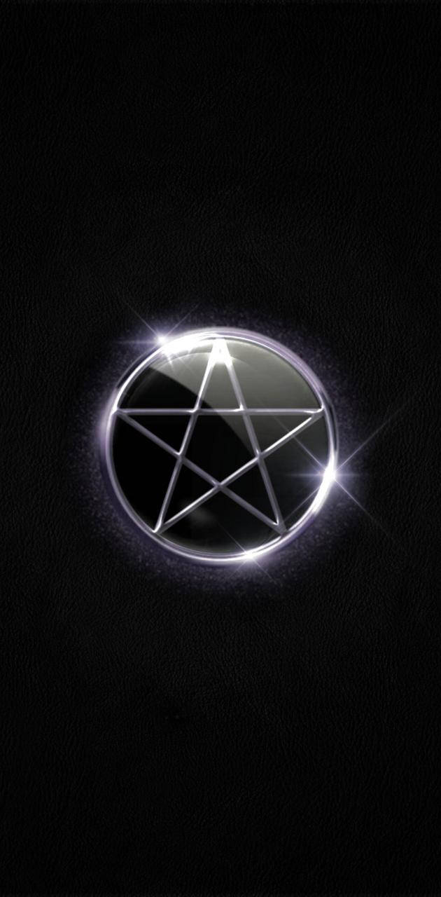 五芒星 桌布 壁紙 — 一個發光的銀色五角星在圓圈內，在紋理黑色皮革背景上散發出明亮的光芒。