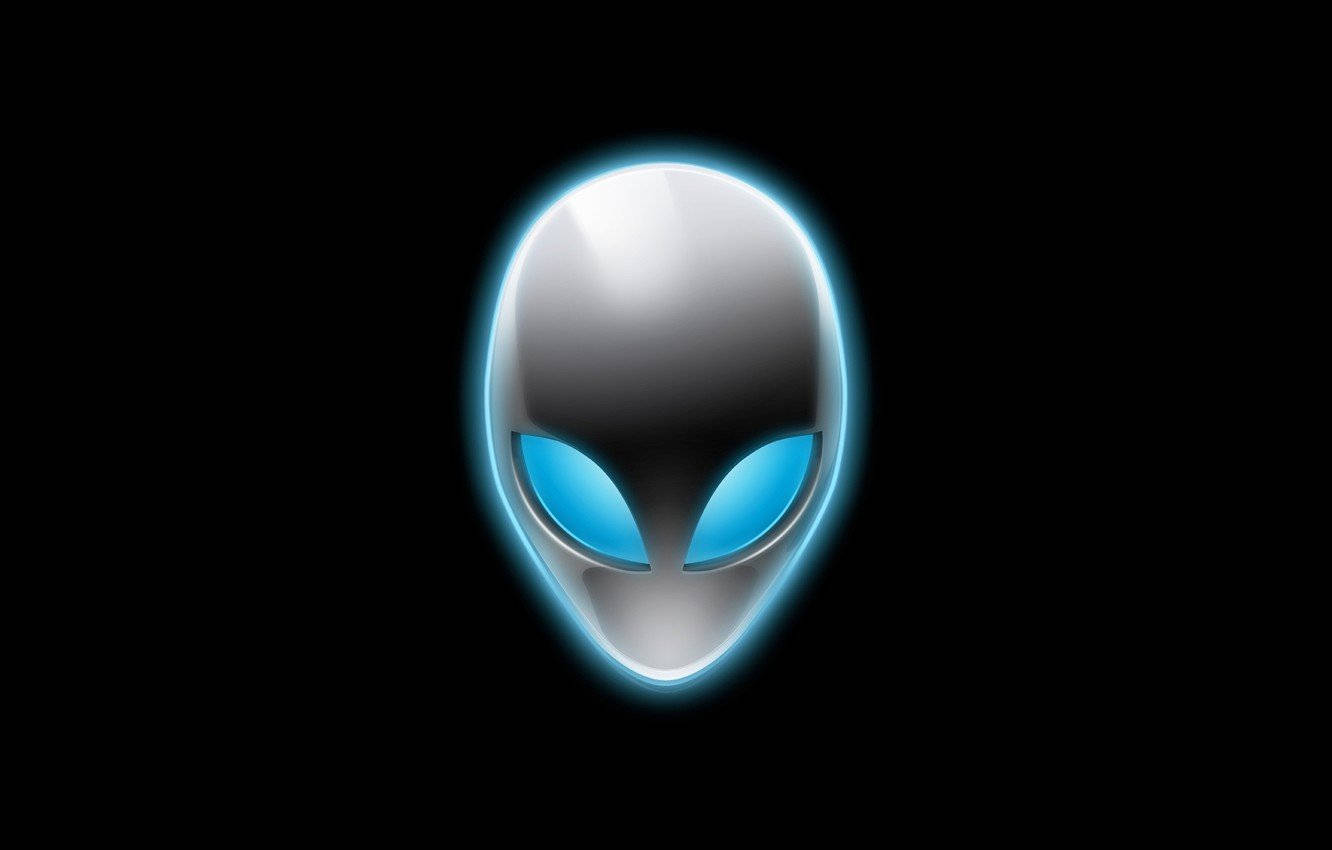 Cool Alien 桌布 壁紙 — 一個發光的銀色外星人頭部，帶有明亮的藍色眼睛，在純黑色背景上居中。