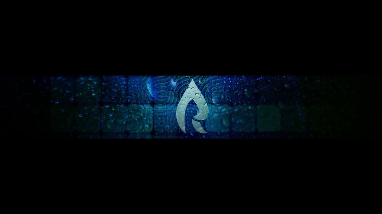 Banner 桌布 壁紙 — 一個發光的銀色淚滴標誌在帶有浮動粒子的深藍色數位網格上脈動。