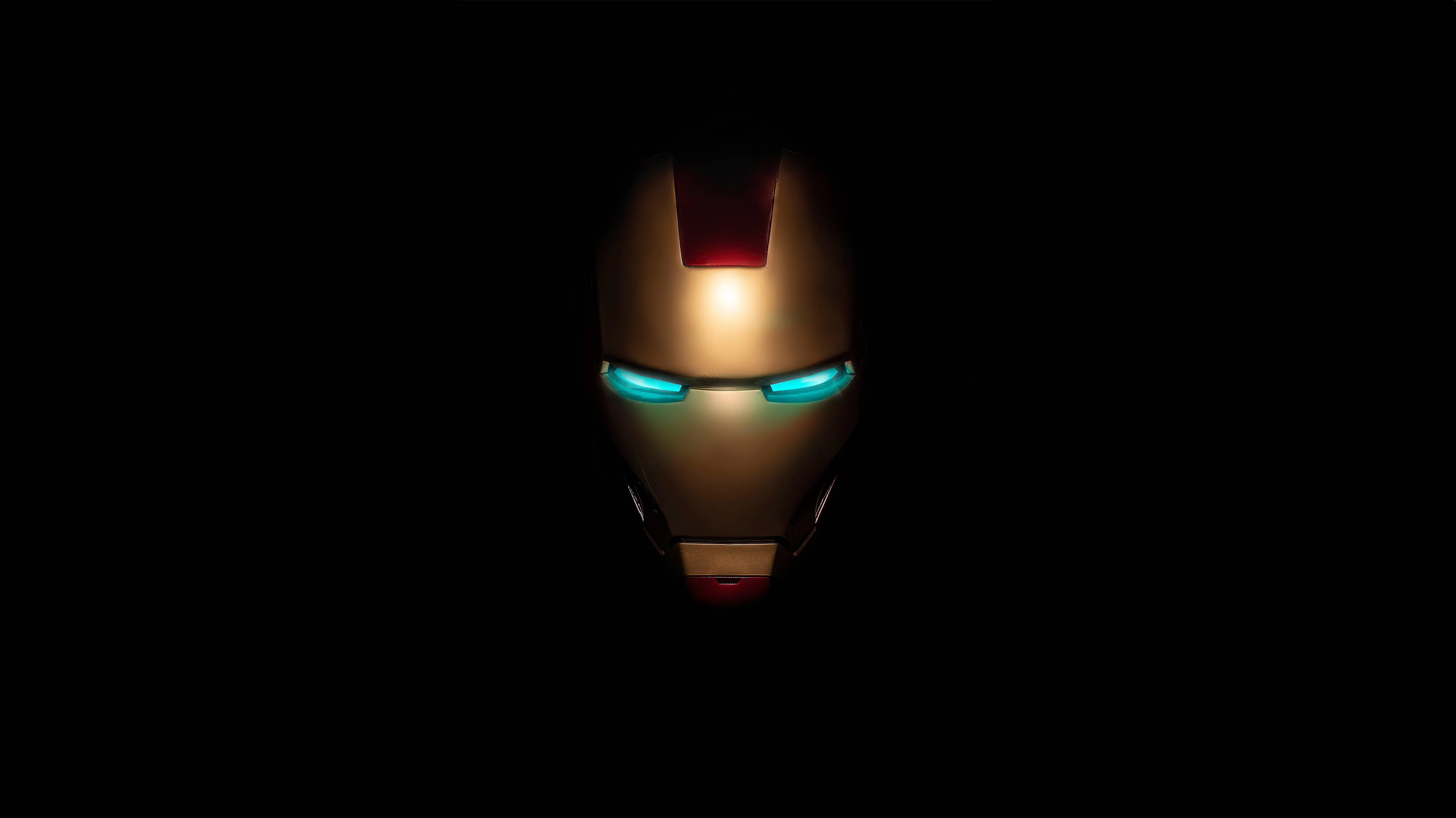 Iron Man Logo 桌布 壁紙 — 一個發光的鋼鐵人頭盔，帶有明亮的藍色眼睛，從完全的黑暗中凝視著。