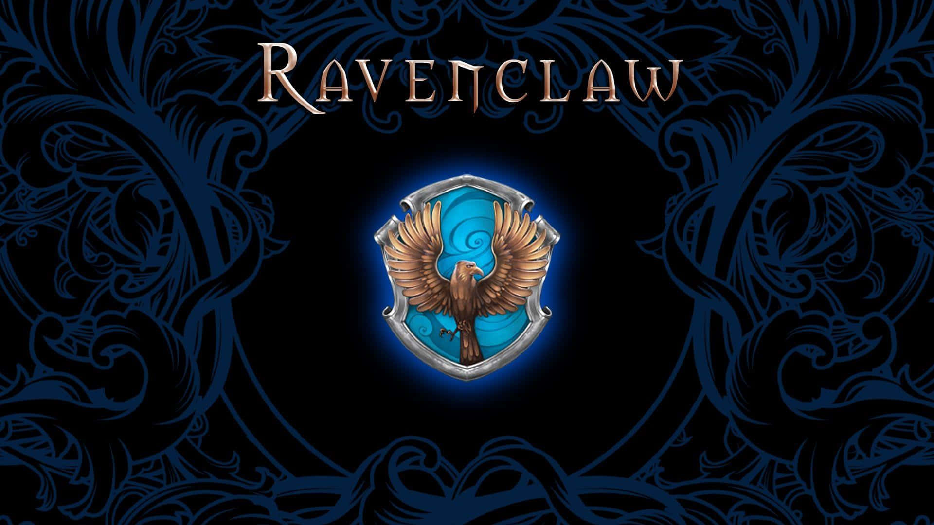Harry Potter Ravenclaw 桌布 壁紙 — 一個發光的雷文克勞紋章，藍色盾牌中央有一隻青銅鷹，置於華麗的深藍色鏤空花紋中，背景為黑色。
