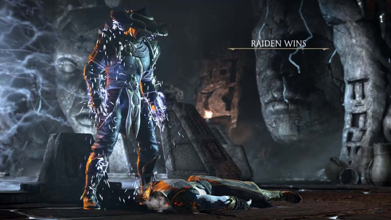 Mortal Kombat Fatality 桌布 壁紙 — 一個發光的電擊戰士在一個有閃電和石臉的黑暗神廟中，勝利地站在倒下的對手之上。