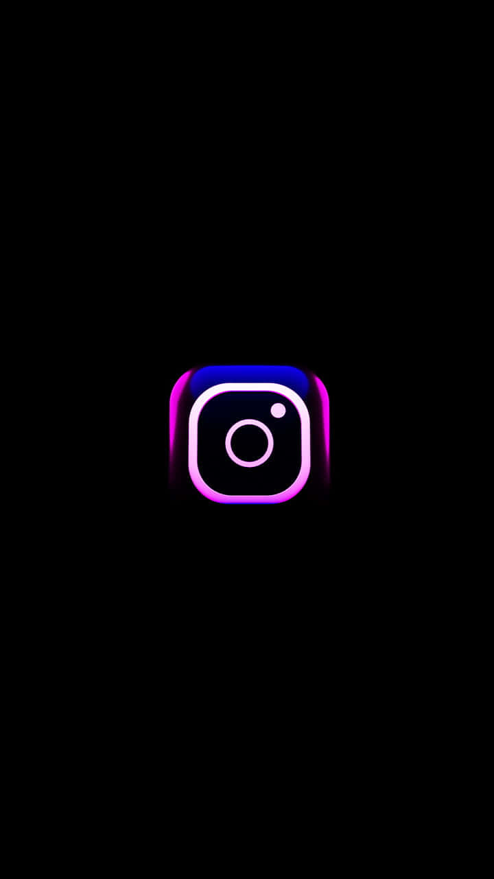 Instagram 桌布 壁紙 — 一個發光的霓虹Instagram標誌在純黑色背景上閃爍著紫色和藍色的光芒。