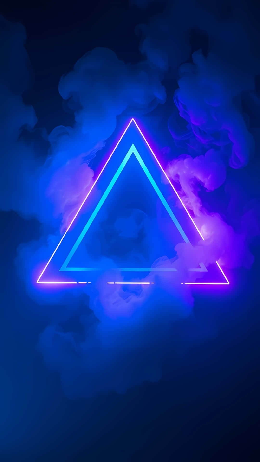 Neon Triangle with Blue and Purple Smoke 壁紙 — 一個發光的霓虹三角形，帶有青色和洋紅色邊緣，在深色背景上漂浮於旋轉的藍色和紫色煙霧中。