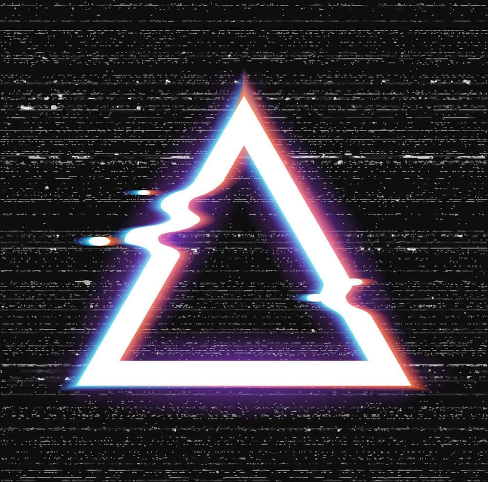 glitch art 桌布 壁紙 — 一個發光的霓虹三角形帶有故障效果，在嘈雜的黑色背景上脈動。