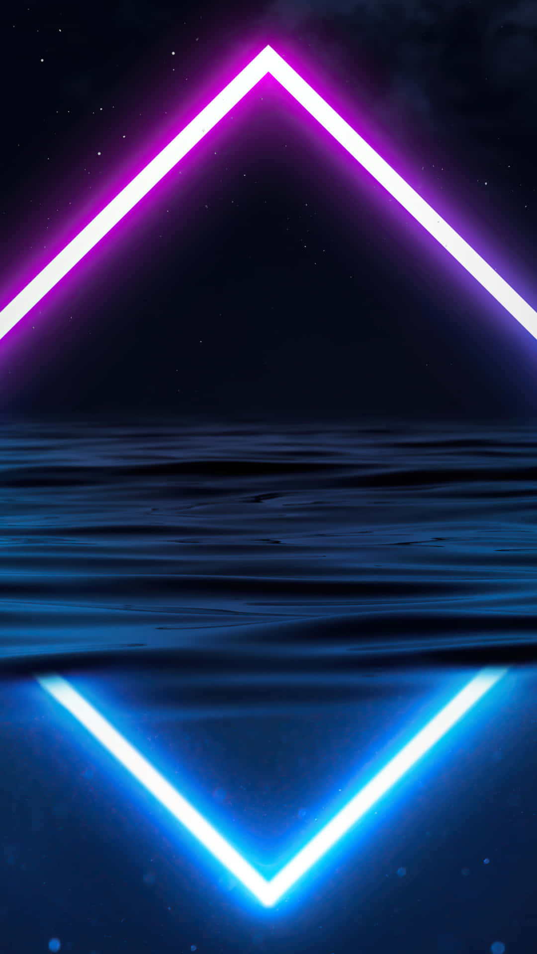 Blue Neon 桌布 壁紙 — 一個發光的霓虹三角形懸浮在黑暗的水面上，在星空下反射出充滿活力的紫色和藍色光芒。