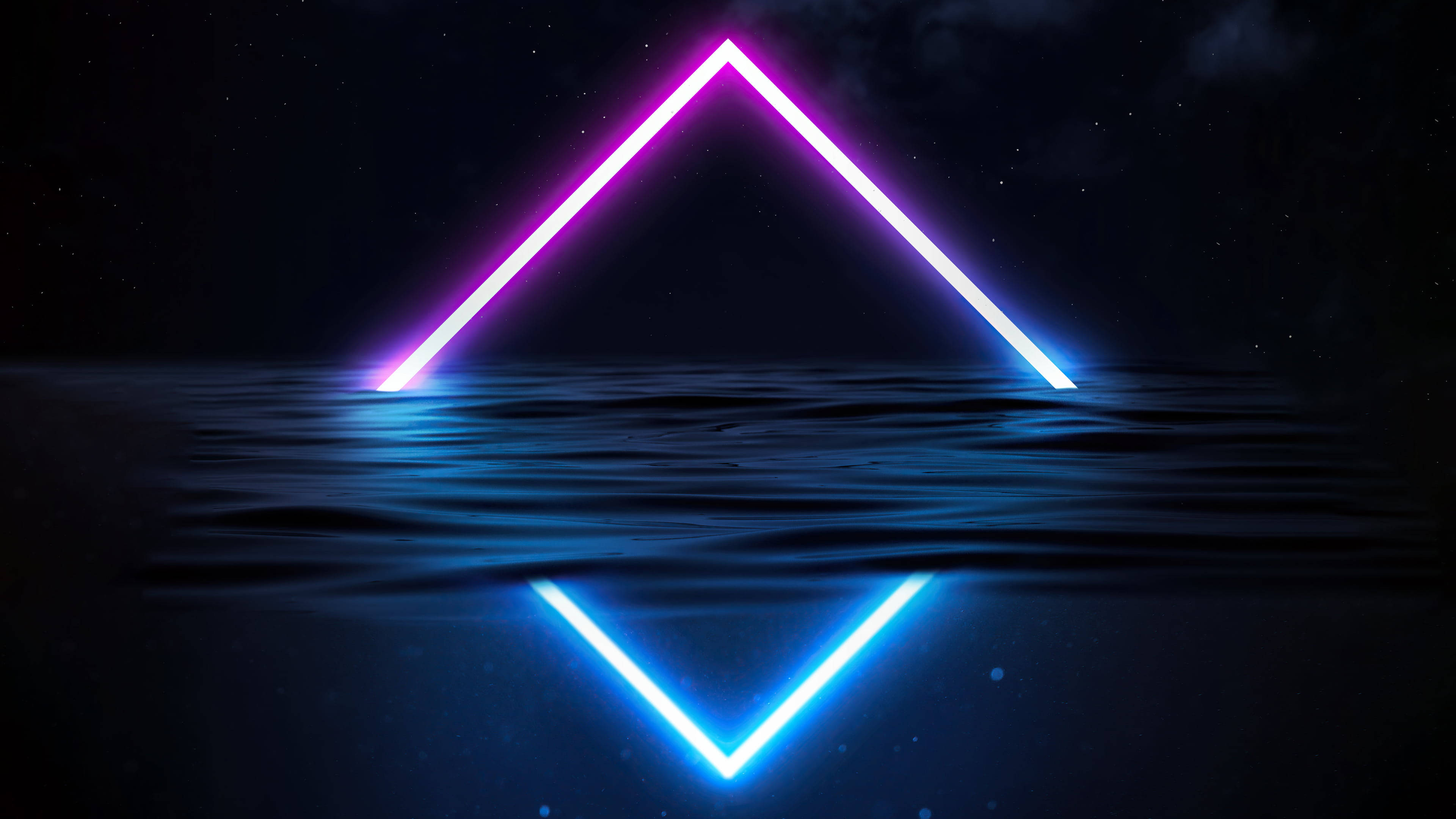 Pink And Blue 桌布 壁紙 — 一個發光的霓虹三角形漂浮在黑暗的水面上，在星空下反射出充滿活力的紫色和藍色光芒。