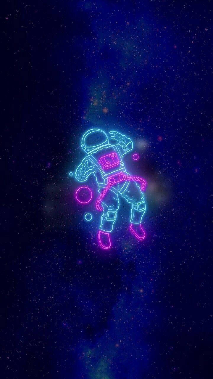  壁紙 — 一個發光的霓虹太空人在深邃太空中漂浮，背景是繁星點點的宇宙，帶有鮮豔的藍色和粉紅色調。