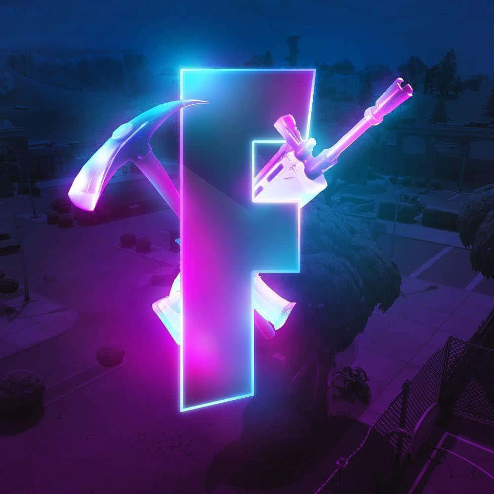 夜間郊區場景上空帶有鎬和步槍的霓虹Fortnite標誌。 — 槍枝 GIF 壁紙