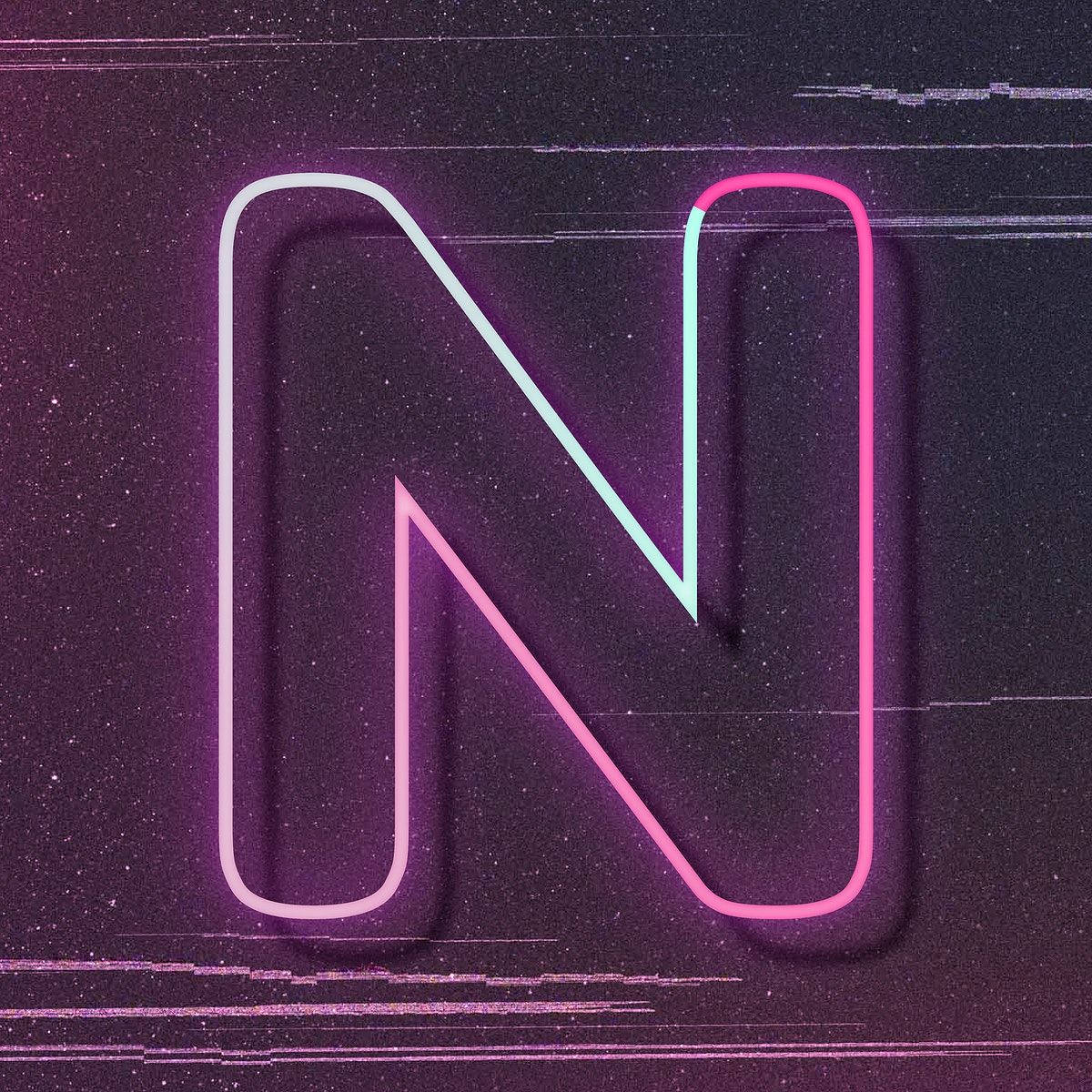 字母 N 桌布 壁紙 — 一個發光的霓虹字母N在星塵紫色故障背景上閃爍著粉紅和青色光芒。