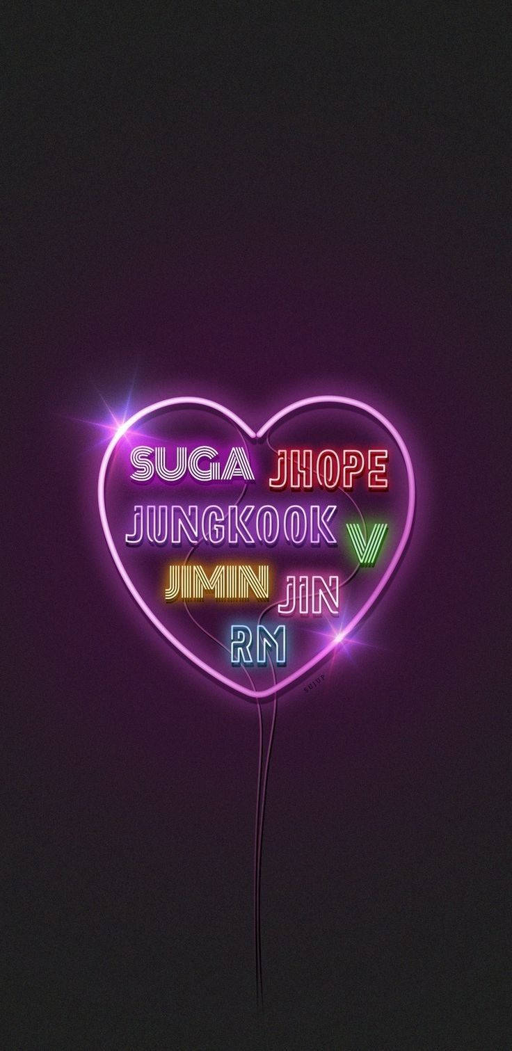 Bts Aesthetic 桌布 壁紙 — 一個發光的霓虹心形，內含七位BTS成員的名字，在深紫色背景上明亮閃耀。