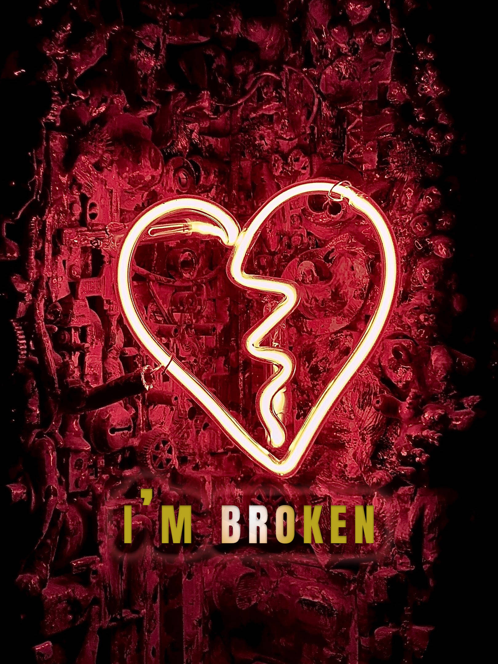 Broken 桌布 壁紙 — 一個發光的霓虹心臟裂成兩半，靠在有紋理的紅色金屬牆上，下方有 I'M BROKEN 字樣。