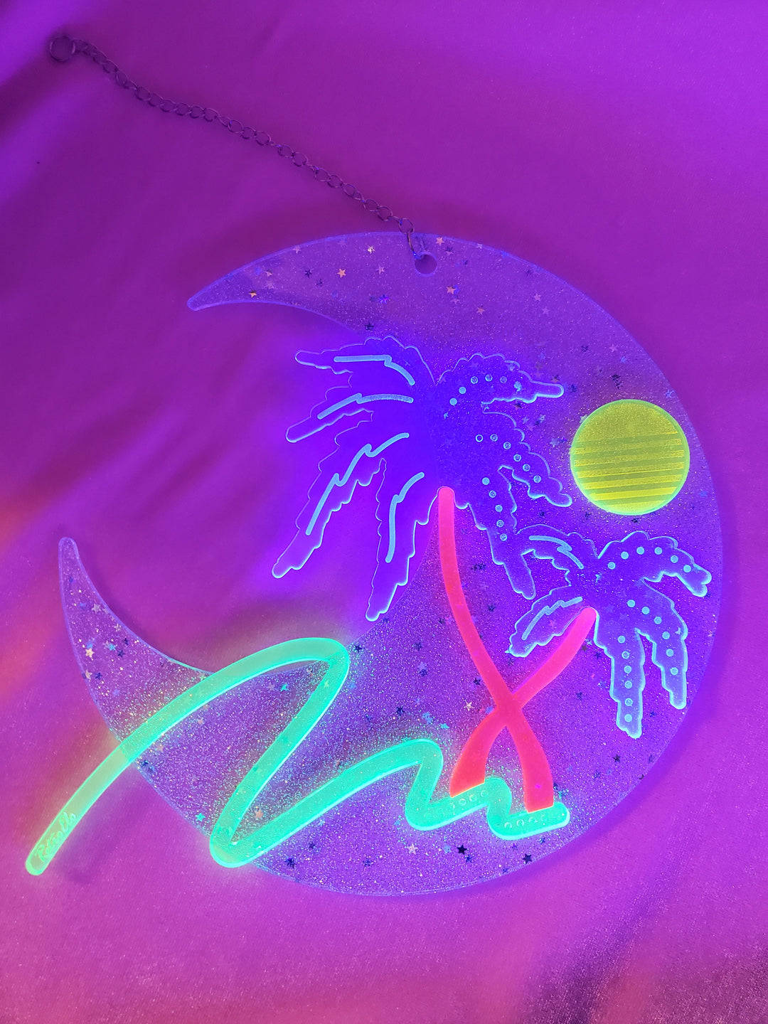 霓虹月亮 桌布 壁紙 — 一個發光的霓虹新月裝飾品，配有棕櫚樹和太陽，呈現充滿活力的紫色、粉紅色和綠色色調。