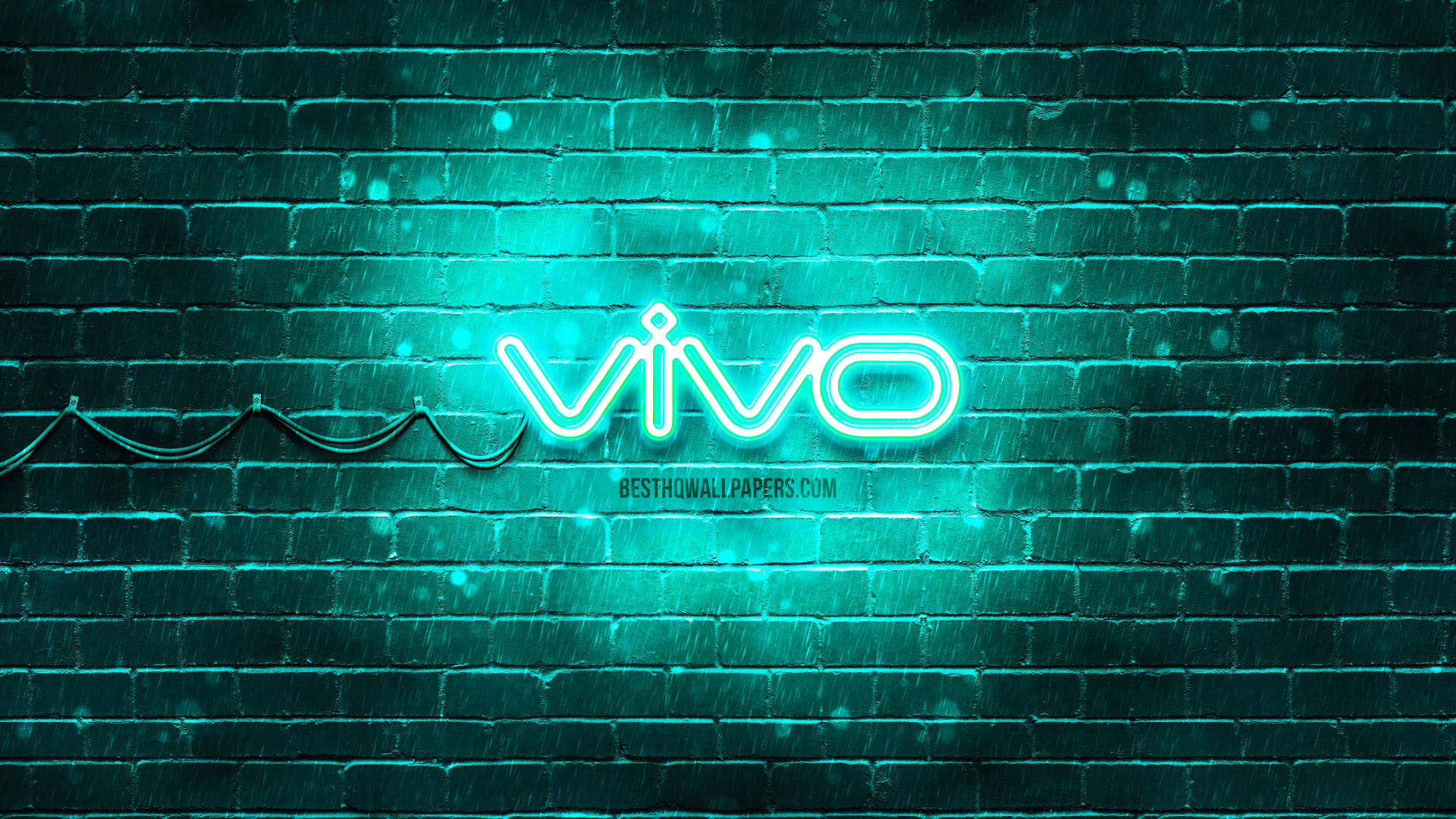 標誌 桌布 壁紙 — 一個發光的霓虹燈 vivo 標誌在雨夜中將充滿活力的青綠色光線投射在濕漉漉的磚牆上。
