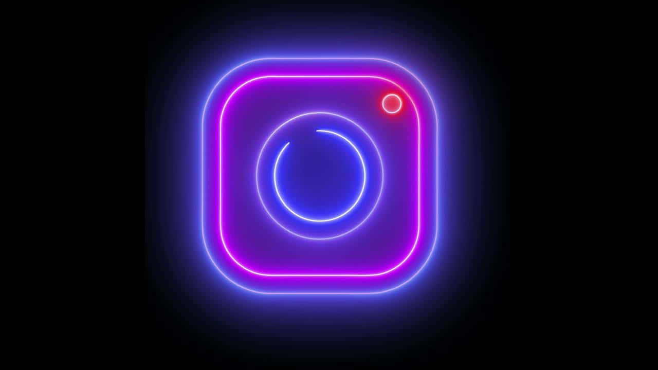 Instagram 桌布 壁紙 — 一個發光的霓虹燈Instagram標誌在漆黑的背景上閃爍著充滿活力的紫色和藍色色調。