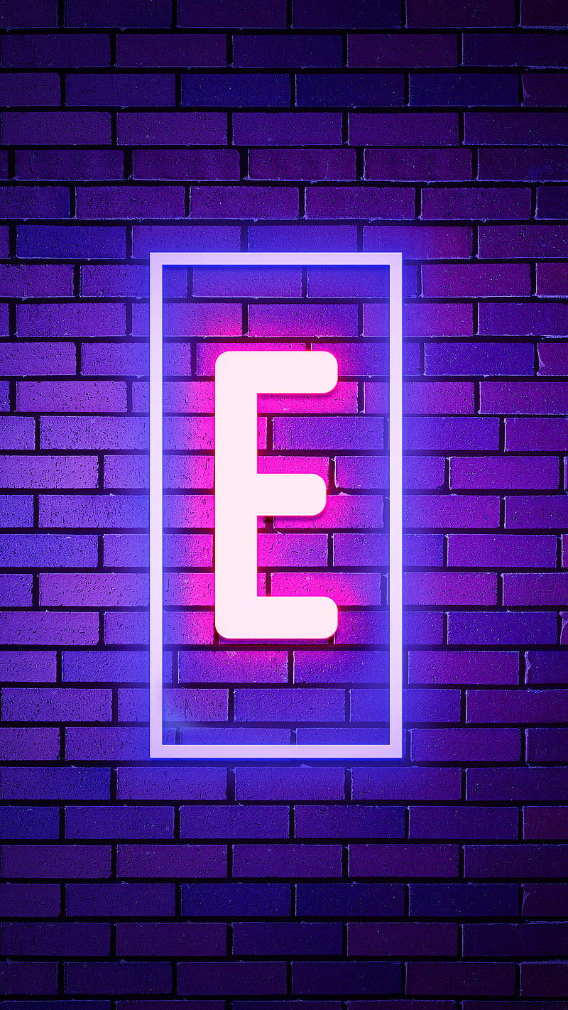 E 桌布 壁紙 — 一個發光的霓虹燈字母E，帶有粉紅色和藍色色調，在深紫色磚牆上投射出鮮豔的光芒。