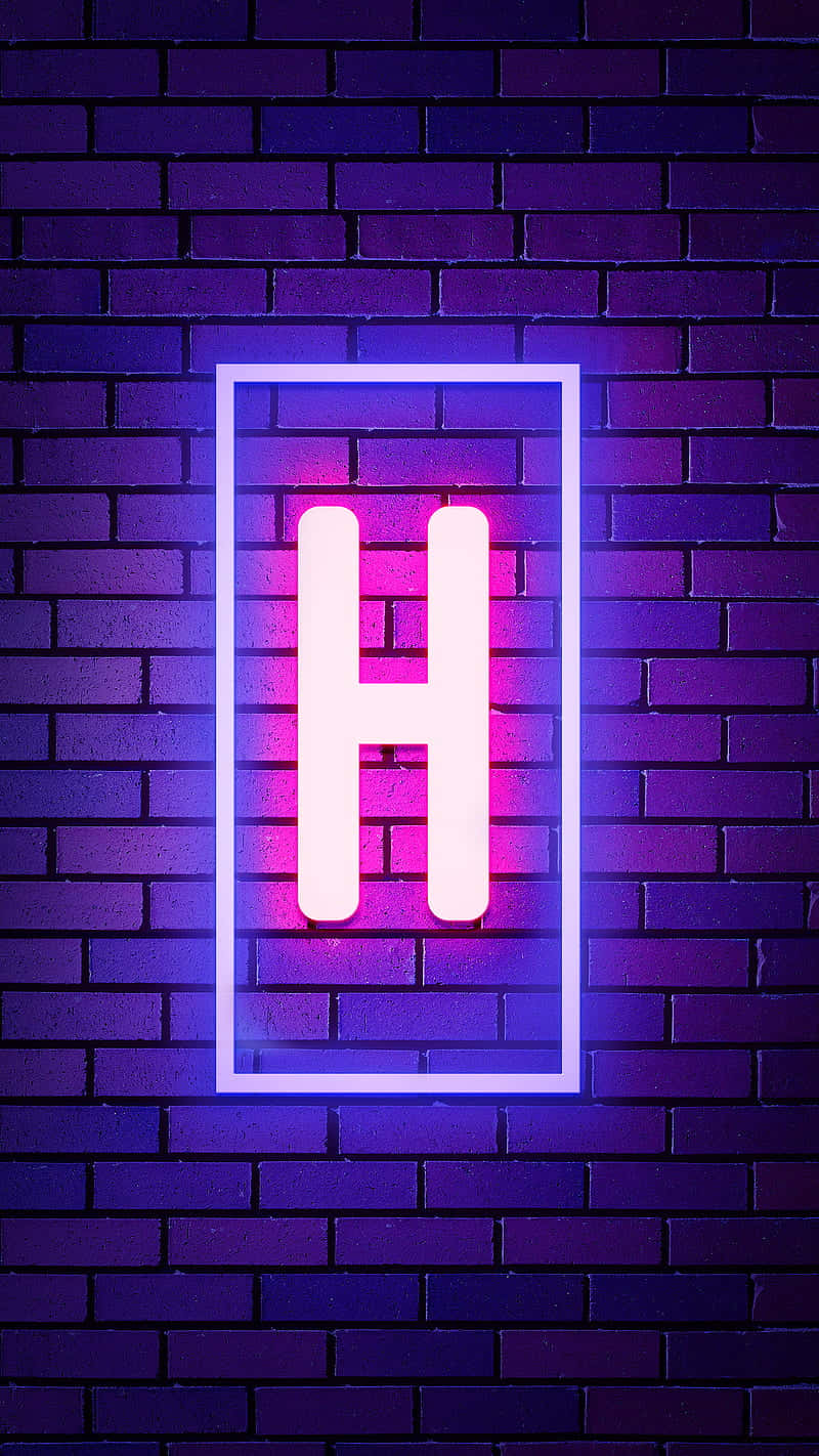 字母動畫 桌布 壁紙 — 一個發光的霓虹燈字母H，帶有粉紅色和藍色色調，安裝在深紫色磚牆上。