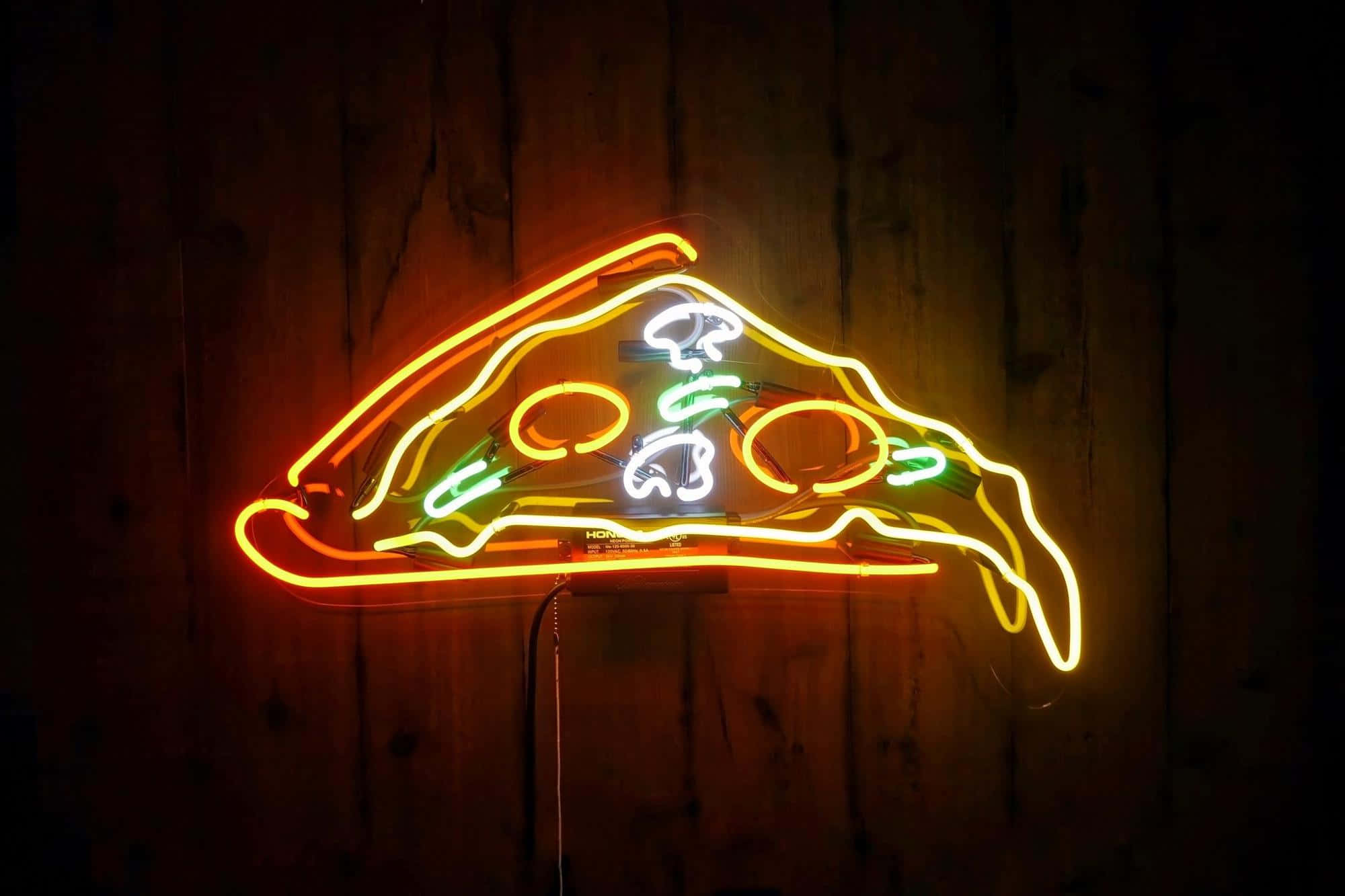 neon sign 桌布 壁紙 — 一個發光的霓虹燈招牌，形狀像一片披薩，帶有起司和義大利辣香腸的細節，背景是深色木牆。