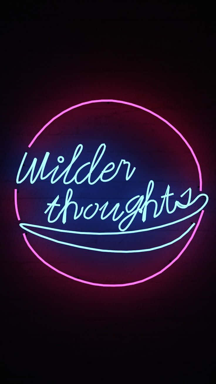 霓虹藍美學 桌布 壁紙 — 一個發光的霓虹燈牌，在圓形框架內以草書字體顯示「Wilder thoughts」，背景為深色牆壁。