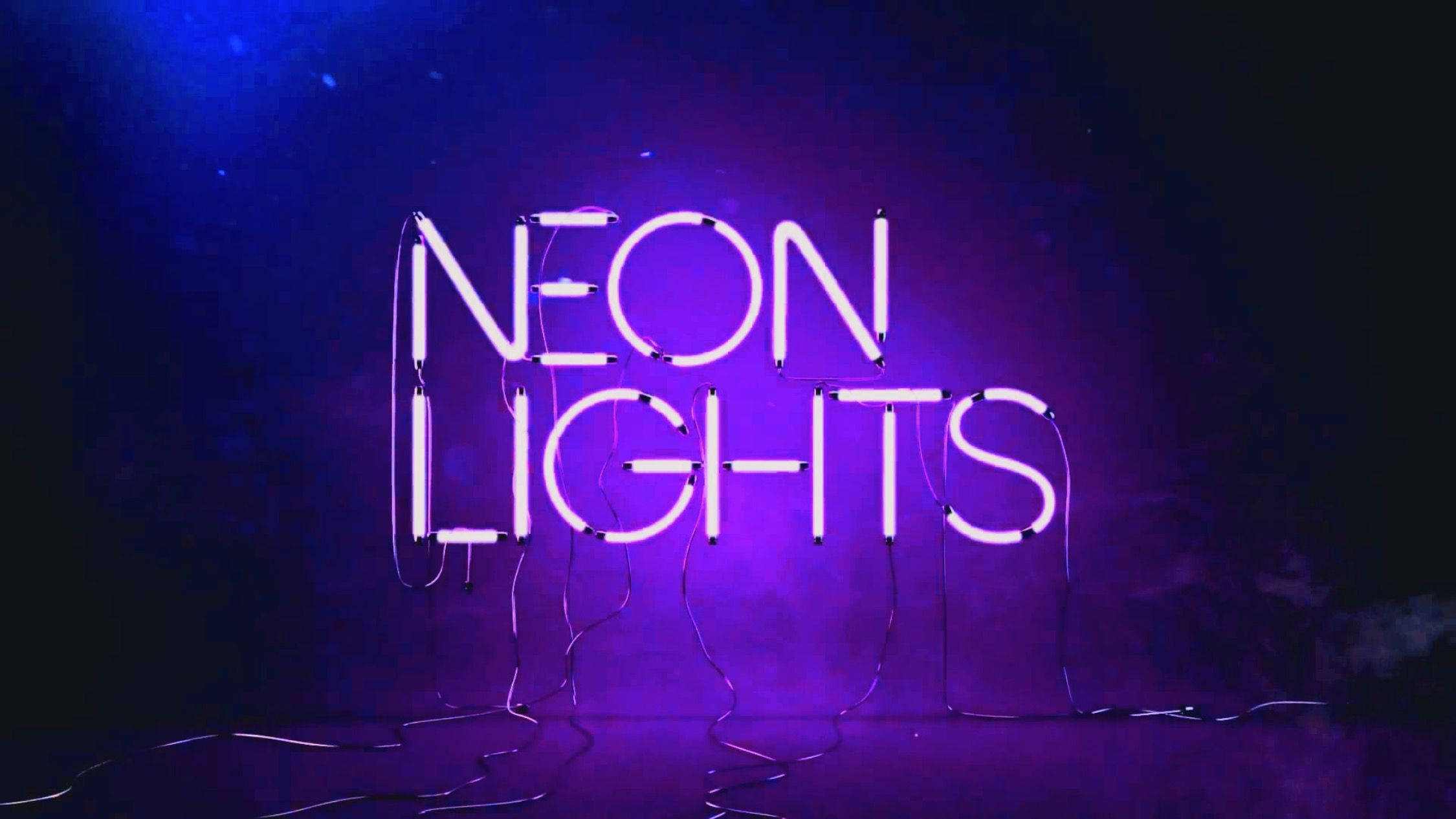 Lavender 桌布 壁紙 — 一個發光的霓虹燈牌，在深紫色牆壁上以白色拼出「NEON LIGHTS」，帶有可見的電線和環境霧氣。