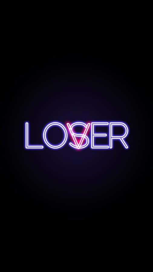 Neon Lights Aesthetic 桌布 壁紙 — 一個發光的霓虹燈牌，在深色背景上以紫色和粉紅色拼出LOSER。