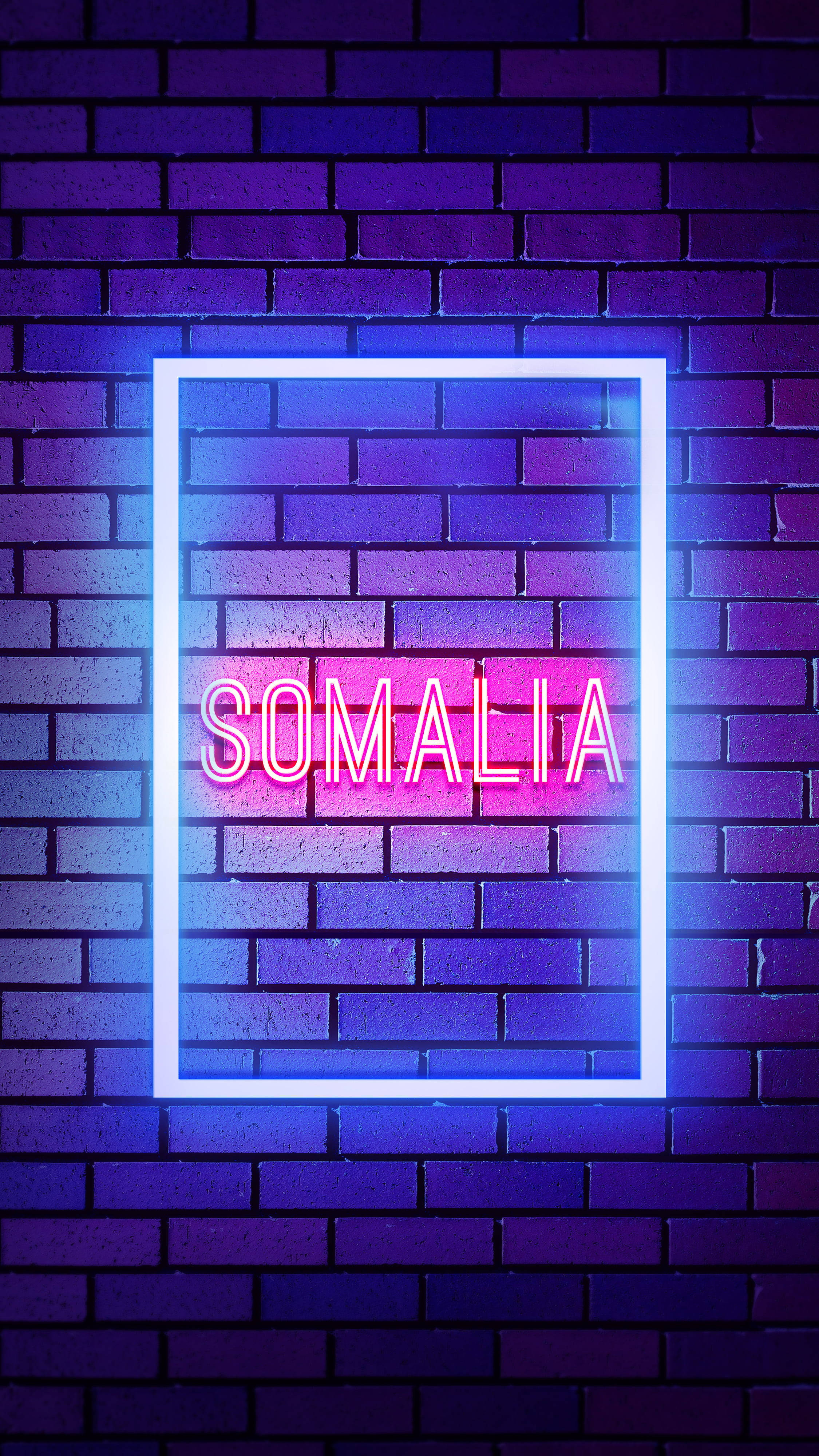 Somalia 桌布 壁紙 — 一個發光的霓虹燈牌，在藍色邊框內以粉紅色和白色拼出 'SOMALIA'，背景是紫色磚牆。