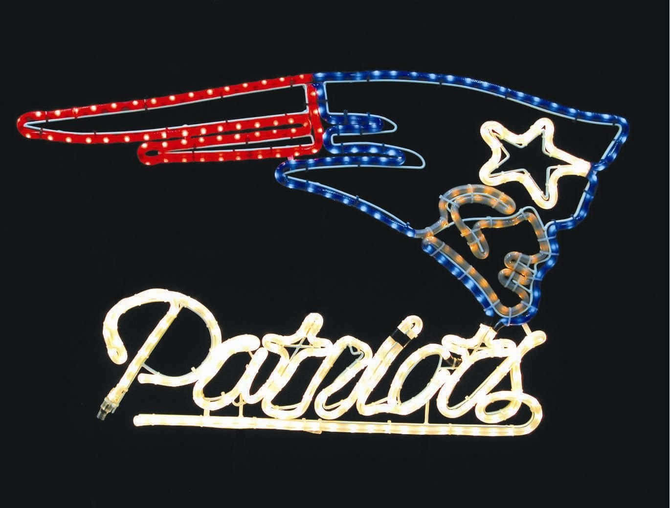 Patriots 桌布 壁紙 — 一個發光的霓虹燈牌，展示新英格蘭愛國者隊標誌，帶有紅、藍、白燈光，背景為黑色。