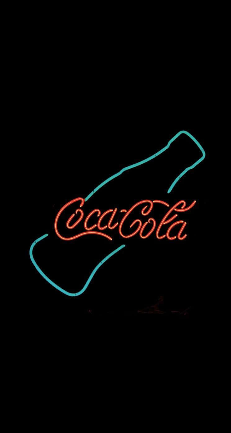 Neon Lights Aesthetic 桌布 壁紙 — 一個發光的霓虹燈牌，展示紅色和藍色的可口可樂瓶子，背景為黑色。