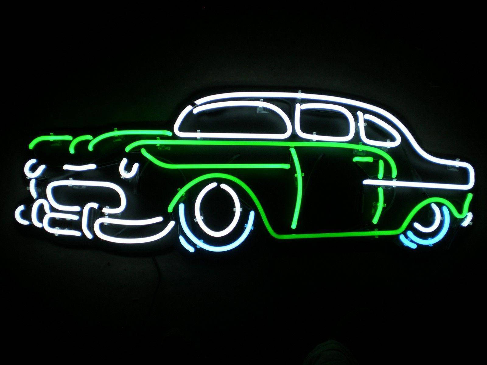 Cool Neon 桌布 壁紙 — 一個發光的霓虹燈牌，用綠色和白色的燈管勾勒出一輛復古汽車的輪廓，背景為黑色。