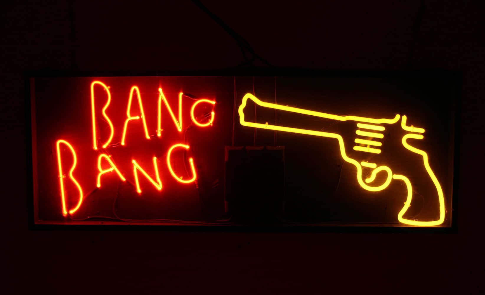 neon sign 桌布 壁紙 — 一個發光的霓虹燈牌在深色背景上以紅色字母顯示「BANG BANG」，旁邊有一個黃色霓虹左輪手槍輪廓。