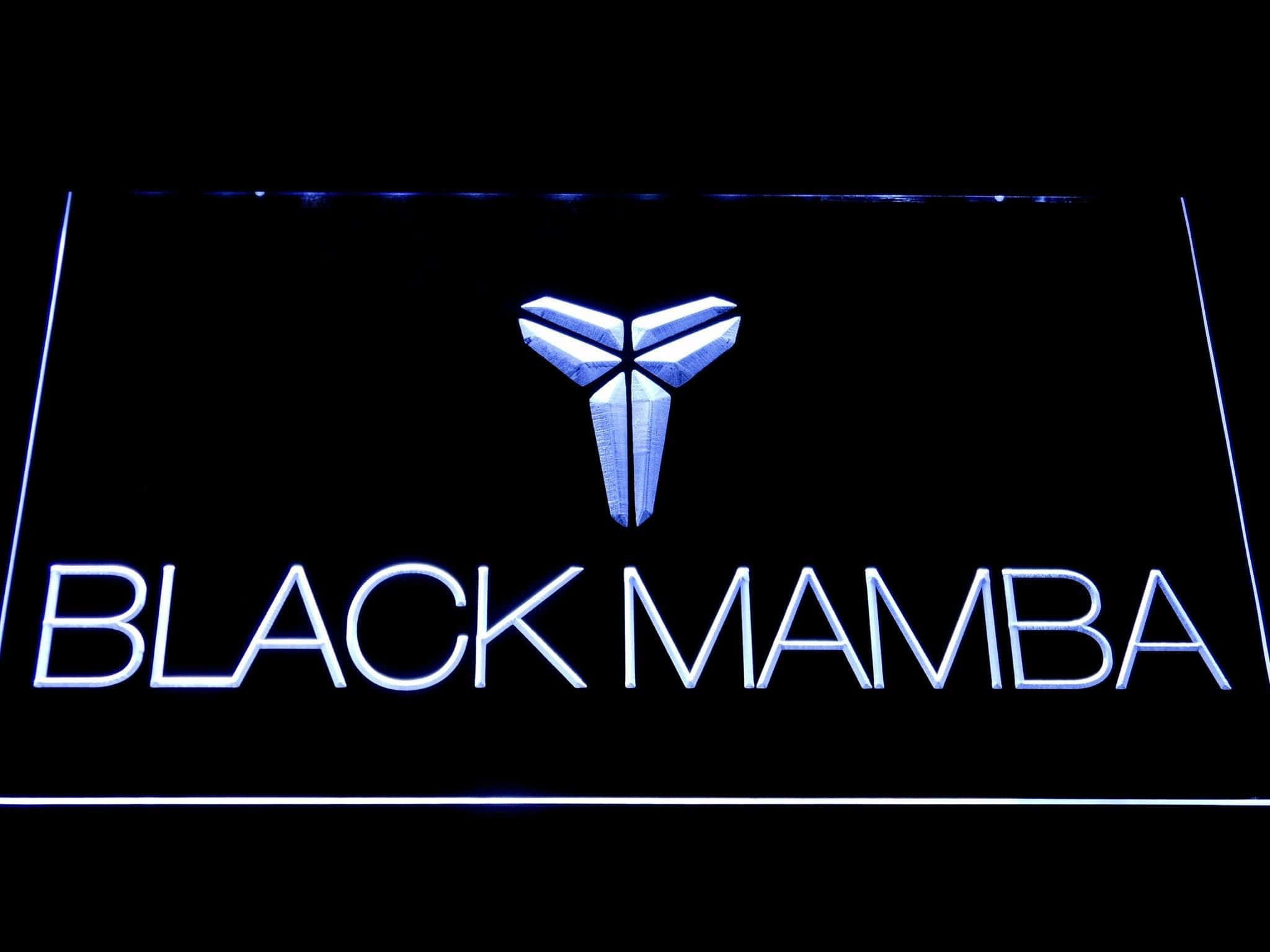 桌布 壁紙 — 一個發光的霓虹燈牌在深色背景上顯示 Black Mamba 標誌和文字，帶有藍色燈光點綴。