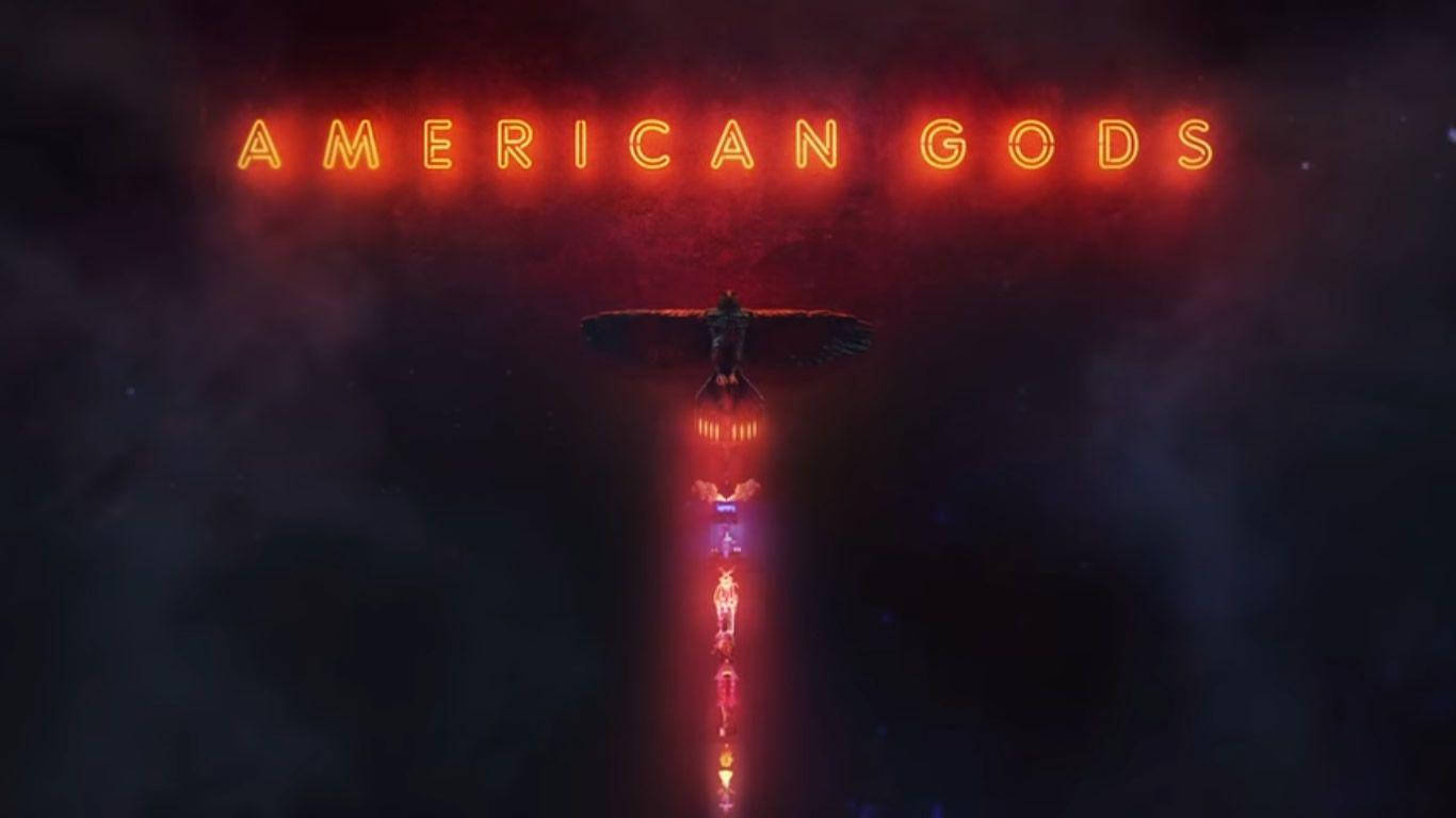Gods 桌布 壁紙 — 一個發光的霓虹燈牌寫著「AMERICAN GODS」，上方有一個展開翅膀的黑暗身影從宇宙虛空中降臨。