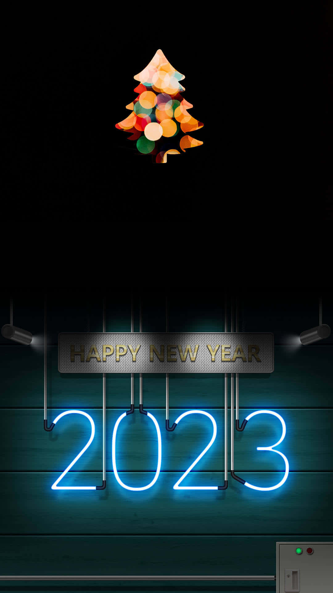 節日 桌布 壁紙 — 一個發光的霓虹燈牌寫著「HAPPY NEW YEAR 2023」，背景為深色木材，上方有散景聖誕樹。
