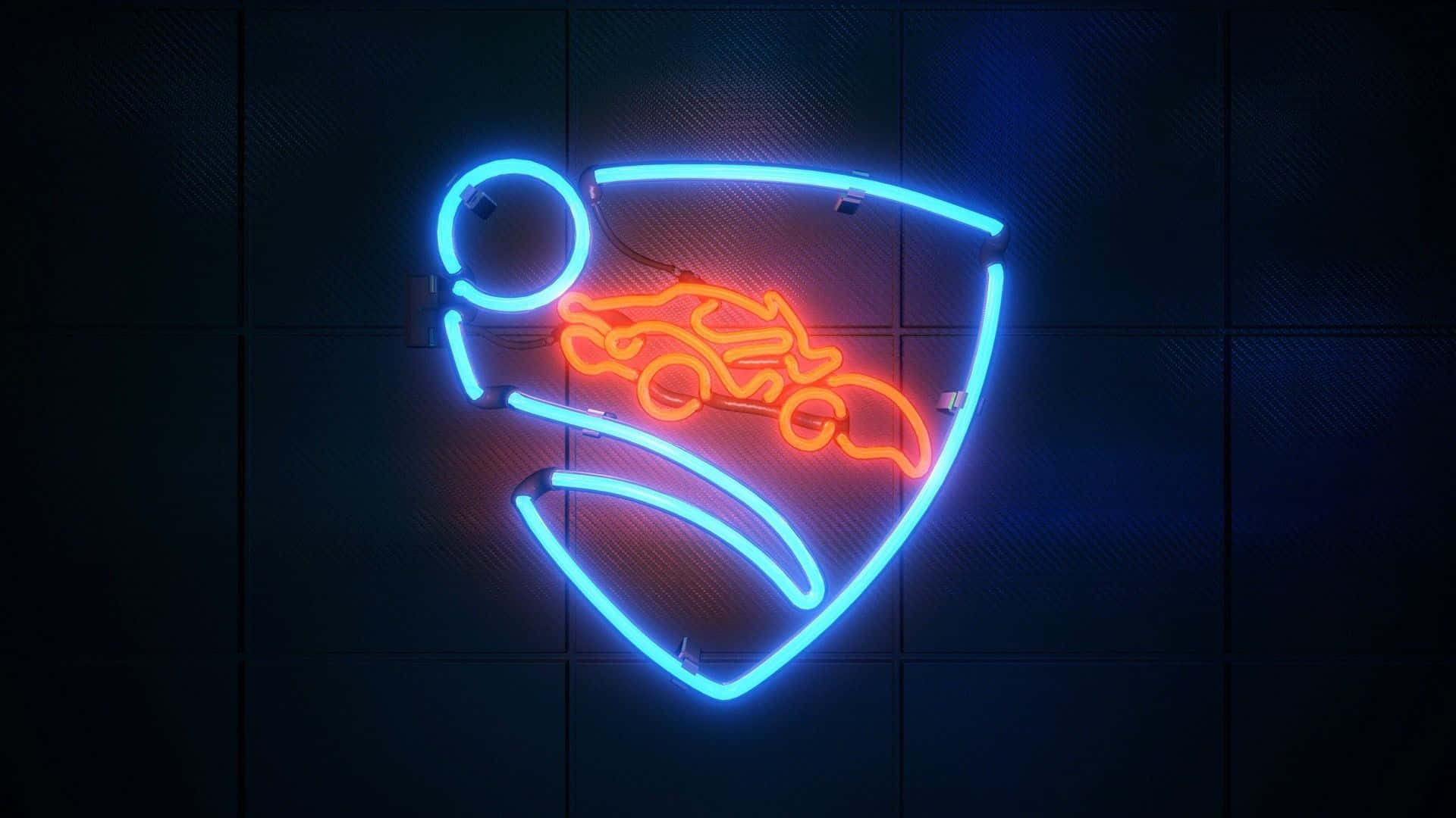 1920x1080 Rocket League 桌布 壁紙 — 一個發光的霓虹燈牌顯示一個紅色機車在藍色盾牌輪廓內，安裝在深色瓷磚牆上。