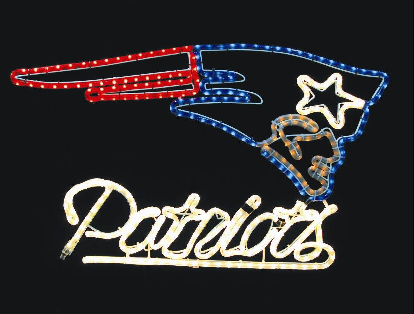 Patriots 桌布 壁紙 — 一個發光的霓虹燈牌顯示新英格蘭愛國者隊標誌，帶有紅色、藍色和白色燈光，背景為黑色。