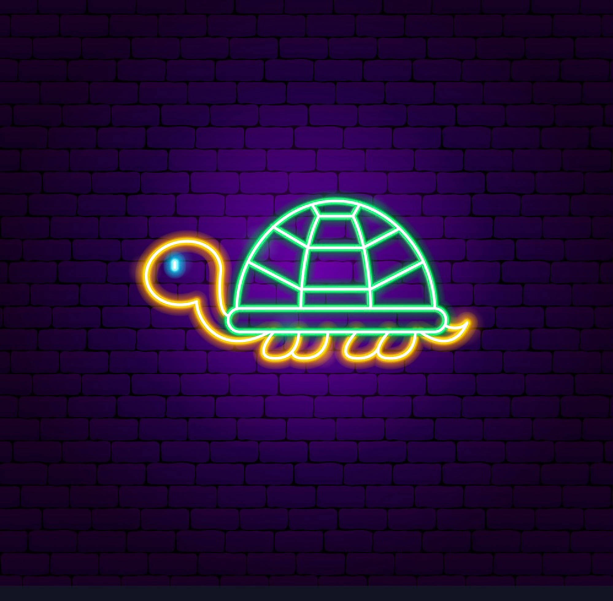 Turtle 桌布 壁紙 — 一個發光的霓虹燈龜牌，綠色龜殼和黃色四肢，在深紫色磚牆上閃耀。