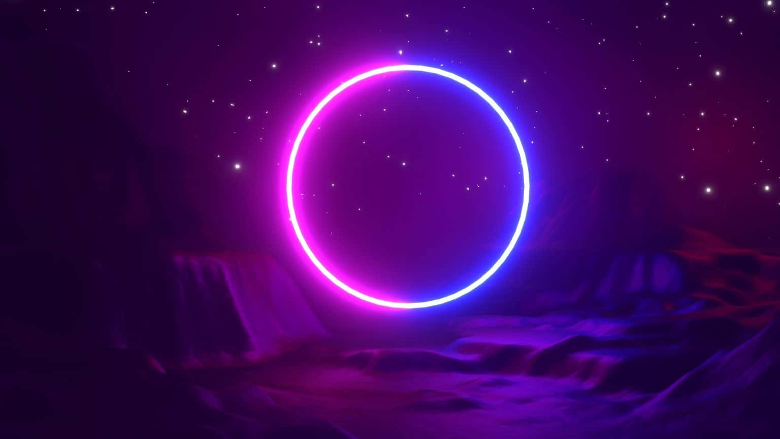 1536x864 桌布 壁紙 — 一個發光的霓虹環在星際宇宙背景下，在外星地形上方，以電紫和藍光脈動。