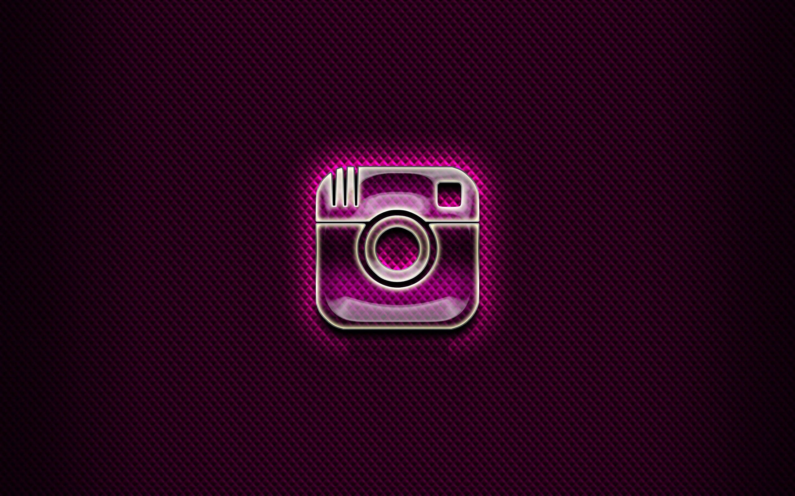 Instagram 桌布 壁紙 — 一個發光的霓虹粉紅色Instagram標誌圖示，居中在深色紋理紫色背景上。