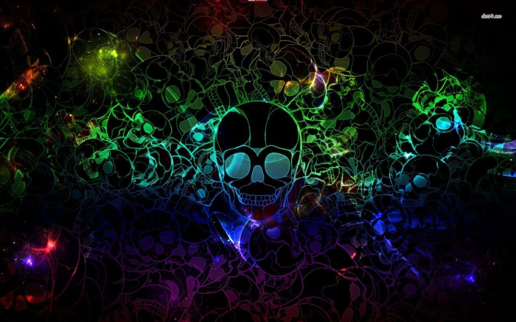 Awesome Skull 桌布 壁紙 — 一個發光的霓虹骷髏，被電光綠、藍和紫色的旋轉骷髏環繞，背景為黑色。