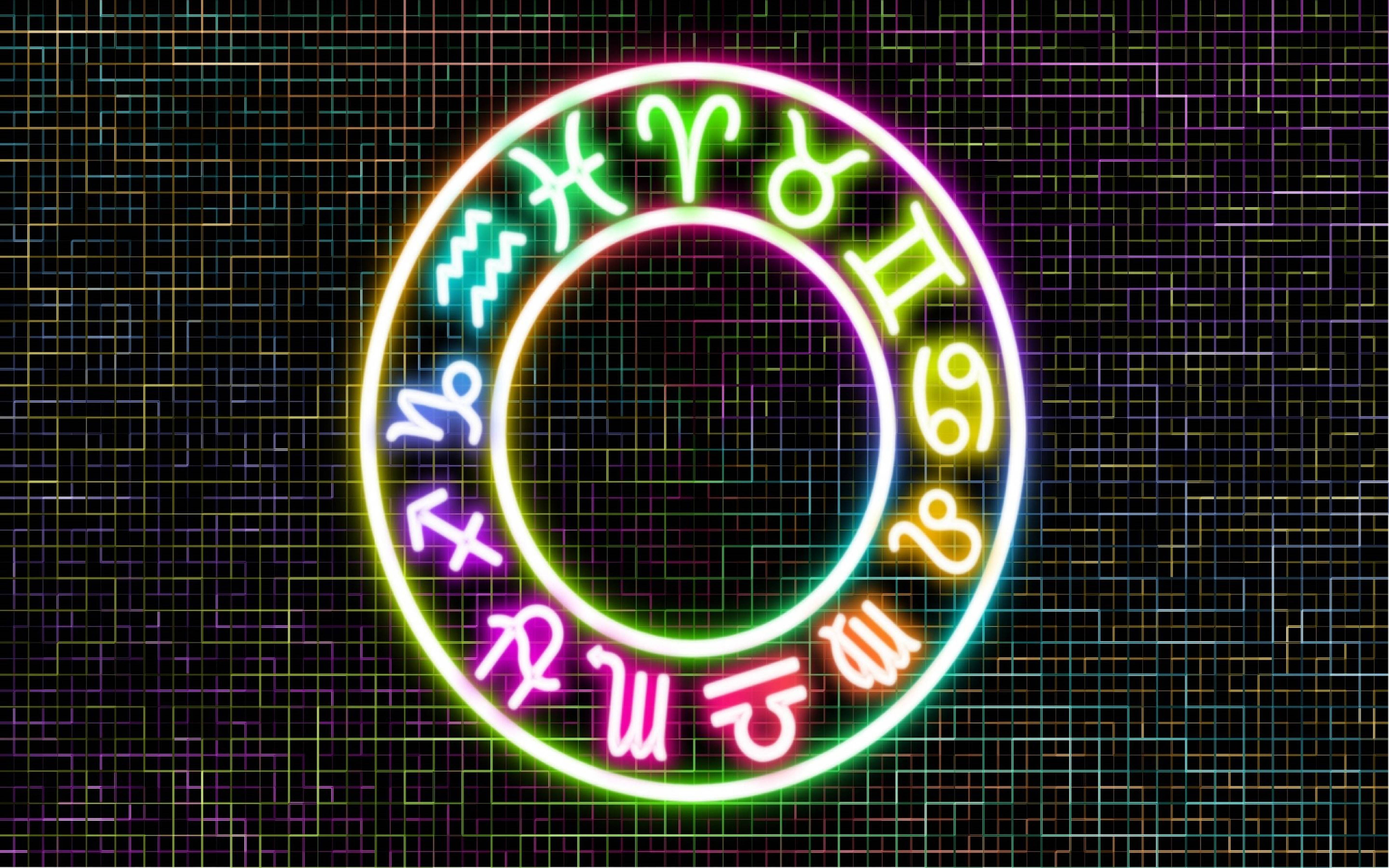 zodiac 桌布 壁紙 — 一個發光的霓虹黃道輪，帶有鮮豔的彩虹符號，在黑暗的電路板背景上脈動。