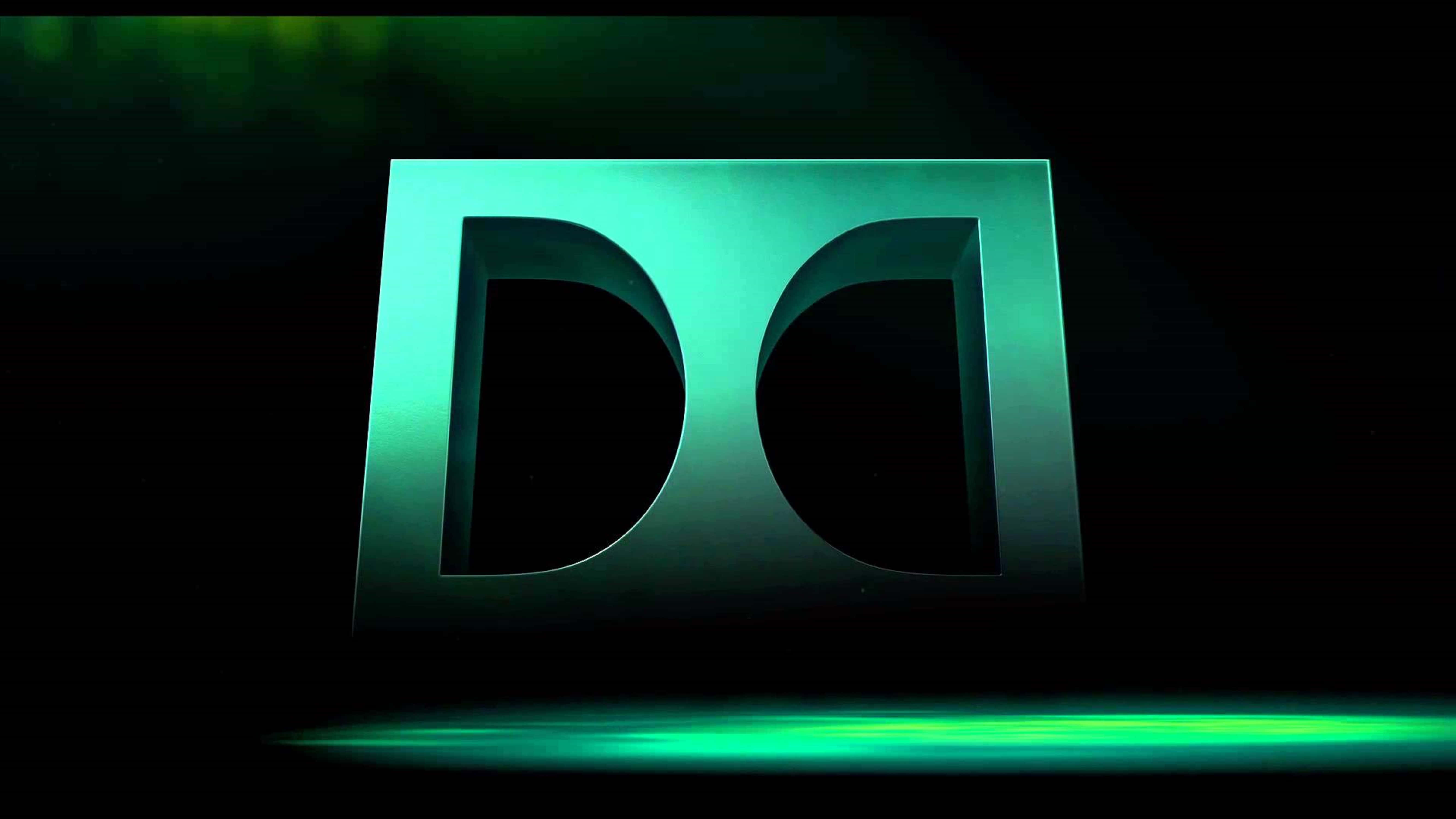 4K Dolby Vision 桌布 壁紙 — 一個發光的青綠色3D標誌，帶有鏤空字母D和C，立在黑暗背景上，下方有一條霓虹綠色光帶。