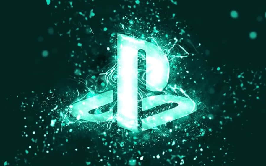 PlayStation 桌布 壁紙 — 一個發光的青綠色PlayStation標誌在黑暗背景上迸發出電能，周圍環繞著閃爍的粒子。