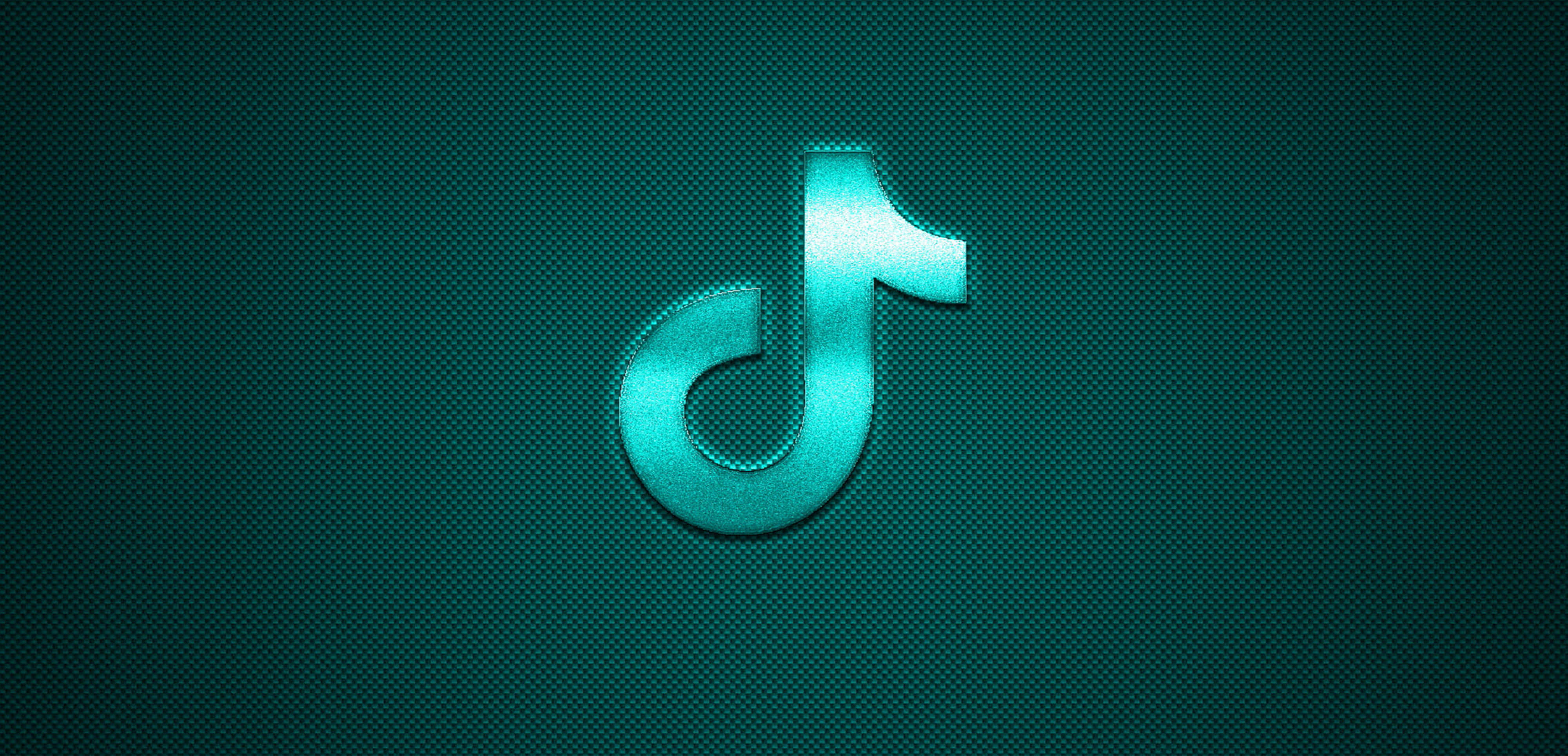 TikTok Logo 桌布 壁紙 — 一個發光的青綠色TikTok標誌，居中放置在帶有微妙漸變照明的深色紋理背景上。